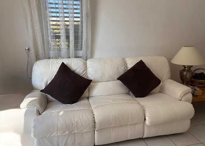 2 Bed House - Sleeps 4 - Pool - Garden - Parking